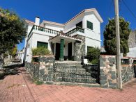 Casa de dos plantas con excelente ubicación y gran potencial – Nueva Helvecia