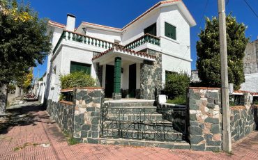 Casa de dos plantas con excelente ubicación y gran potencial – Nueva Helvecia